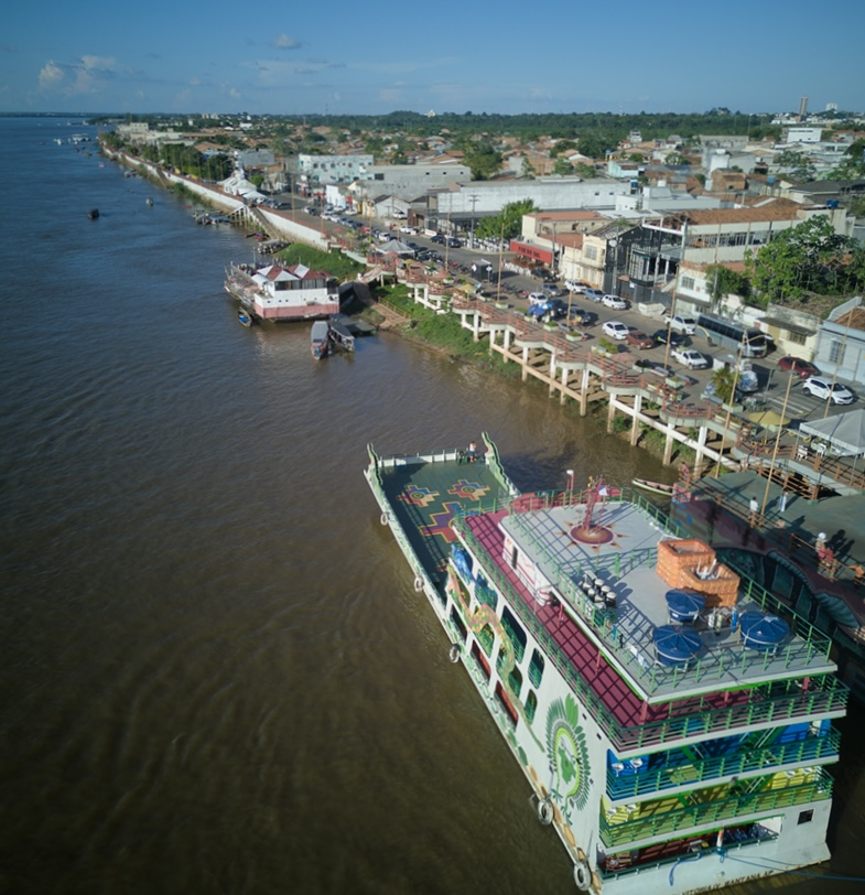 Barco-obra de arte da Bienal das Amazônias Sobre as Águas aporta em Marabá