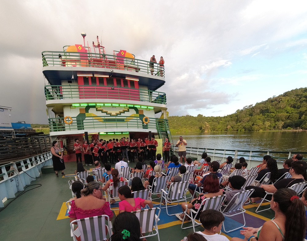 Barco da Bienal das Amazônias atraca em Óbidos para quatro dias de atividades culturais
