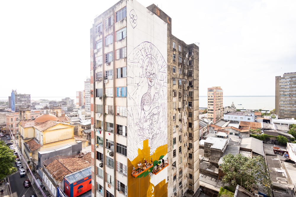 Obra de arte com 49 metros de altura é exposta no centro de Belém